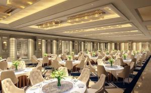 ein Festsaal mit weißen Tischen und weißen Stühlen in der Unterkunft voco Amritsar by IHG in Amritsar