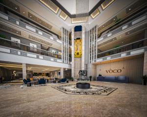 eine Lobby eines Hotels in der Unterkunft voco Amritsar by IHG in Amritsar