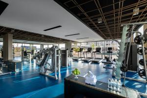 una palestra con diversi tapis roulant e macchinari di Crowne Plaza Al Jubail by IHG a Al Fanātīr
