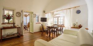 Televiisor ja/või meelelahutuskeskus majutusasutuses Fanari Villas