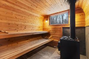 Loma House في Sawyer: كابينة خشبية مع ساونا وموقد