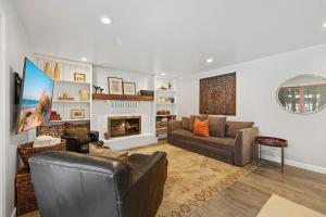 Loma House في Sawyer: غرفة معيشة مع أريكة ومدفأة +41 صورة