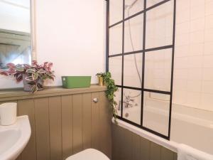 Un baño con inodoro, lavabo y bañera. en 6 Priory Lane, en Burford