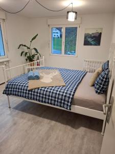 Una cama o camas en una habitación de Zimmer mit Herz