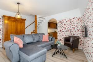 Khu vực ghế ngồi tại Old Town Penthouse 2 Bedroom Suite on Two Floors