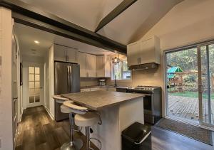 Le Colibri في Saint Come: مطبخ مع طاولة ونافذة كبيرة