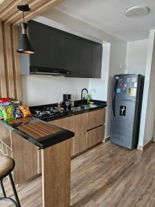 Una cocina o cocineta en Apartaestudio 3 fotos más