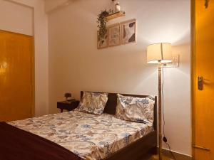 Postel nebo postele na pokoji v ubytování Stylish Private Room Kitchen Central Varanasi