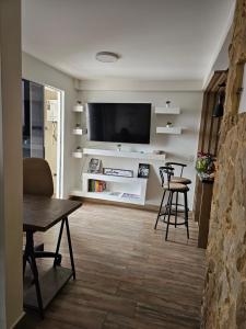 Una televisión o centro de entretenimiento en Apartaestudio