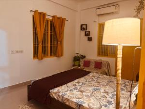 Postel nebo postele na pokoji v ubytování Stylish Private Room Kitchen Central Varanasi