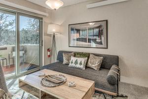 Et opholdsområde på Walk to Midtown Ruidoso! Cozy Eagles Nest Condo