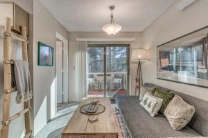 Et tv og/eller underholdning på Walk to Midtown Ruidoso! Cozy Eagles Nest Condo