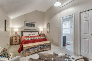 En eller flere senge i et værelse på Walk to Midtown Ruidoso! Cozy Eagles Nest Condo