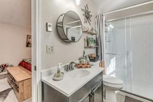Et badeværelse på Walk to Midtown Ruidoso! Cozy Eagles Nest Condo + 17 billeder