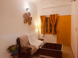 Posezení v ubytování Stylish Private Room Kitchen Central Varanasi + 7 fotografií