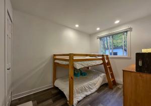 Le Colibri في Saint Come: سرير بطابقين في غرفة مع نافذة