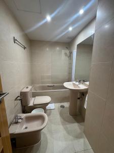 Phòng tắm tại 2 Apartamento IFEMA Y METROPOLITANO