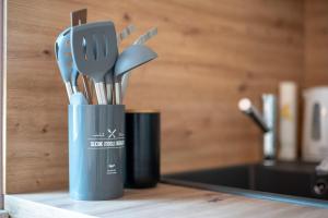 a container of kitchen utensils sitting on a counter at Ferienwohnung-Finn-EG in Rechlin