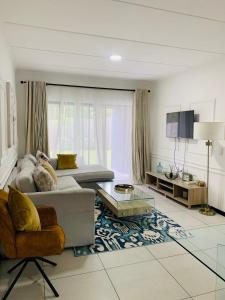 Et tv og/eller underholdning på Stunning 2Bed Garden Apartment