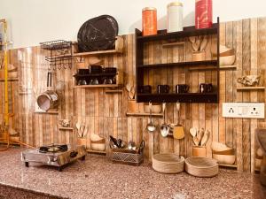 Kuchyň nebo kuchyňský kout v ubytování Stylish Private Room Kitchen Central Varanasi