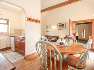 een eetkamer en keuken met een tafel en stoelen bij Ticklepenny in Cornisholme