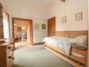 een slaapkamer met een bed en een eetkamer bij Ticklepenny in Cornisholme