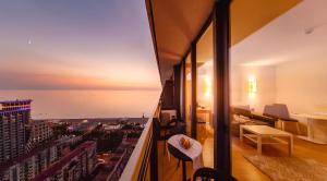 PANORAMA sea VIEW suite APARTMENTS في باتومي: غرفة مع شرفة مطلة على المحيط