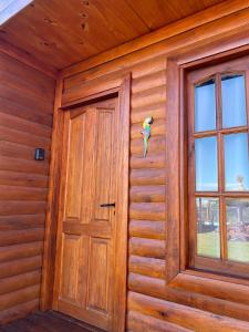 una porta di una cabina di legno con una finestra di Cabaña Isi Cdelu a Concepción del Uruguay