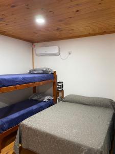 Camera con 2 Letti a Castello e un soffitto di Cabaña Isi Cdelu a Concepción del Uruguay