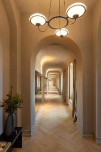 un corridoio in un edificio con soffitto illuminato di Palazzo Balsamo Boutique Hotel a Palermo Altre 63 foto