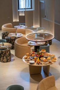 un tavolo con piatti di cibo sopra in un ristorante di Palazzo Balsamo Boutique Hotel a Palermo