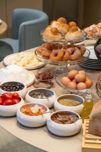 una tabella piena di diversi tipi di alimenti su piatti di Palazzo Balsamo Boutique Hotel a Palermo