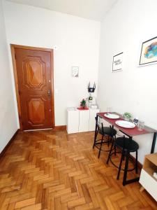 a room with a table and chairs and a wooden floor at Apartamento completo no centro in Teresópolis +21 photos
