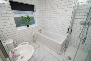 Et badeværelse på Norfolk City Centre 3BR Escape