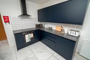 Køkken eller tekøkken på Norfolk City Centre 3BR Escape + 11 billeder