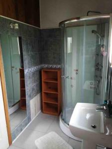 Un baño con ducha, inodoro y lavabo. en Preciosa casa rural, Llau llao,Castro, Chiloé, en Castro 25 fotos más