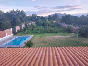 uma vista do telhado de uma casa com uma bola de futebol em La Retama Houstime em Ayacucho