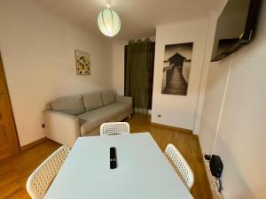 TV/trung tâm giải trí tại 2 Apartamento IFEMA Y METROPOLITANO