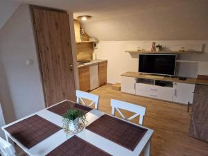 Una cocina y un comedor con mesa y sillas. en Koča na Pikovem, en Črna na Koroškem 10 fotos más