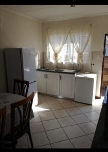 Η κουζίνα ή μικρή κουζίνα στο VSA Self-catering accommodation