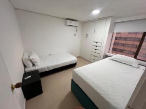 En eller flere senge i et værelse på R11 Riohacha lindo, cómodo y seguro apartamento con balcón mirando el mar