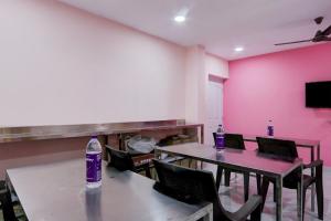 Η κουζίνα ή μικρή κουζίνα στο Hotel O Ss ome inn ultra luxury rooms