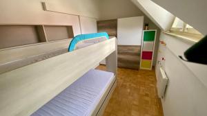 een kamer met twee stapelbedden en een trap bij Villa Petz in Brežice +18 foto's
