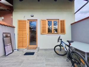 een fiets geparkeerd voor een huis bij Villa Petz in Brežice