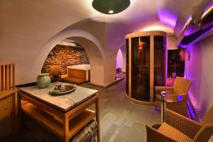 Golden goose في كوشيتسه: غرفة مع طاولة وكراسي وسرير