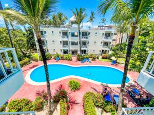 uma vista aérea do resort com uma piscina e palmeiras em RELAX STUDIOS Tropicana Sol Caribes SUITES - Beach Club, Spa, Restaurants - playa Los Corales em Punta Cana