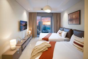 Кровать или кровати в номере Burj Khalifa &Sea Views, Luxury 2BR, 5-Star Amenities