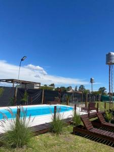 una grande piscina con due sedie di Cabaña Isi Cdelu a Concepción del Uruguay Altre 11 foto
