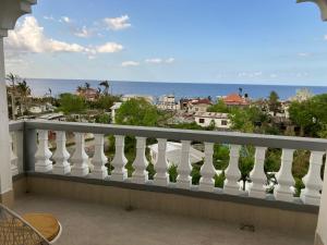 een balkon met uitzicht op de oceaan bij So Suite, Negril with seaview in Negril