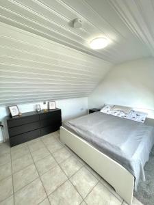 リューネンにあるGemütliche & voll ausgestattete Stadtwohnungの部屋にベッドがある寝室